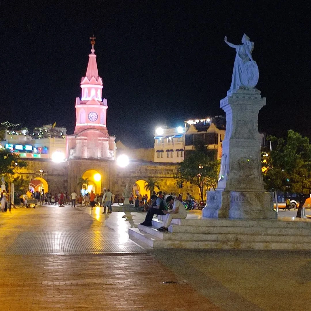 Ruas coloridas e arquitetura colonial da Cidade Amuralhada de Cartagena
