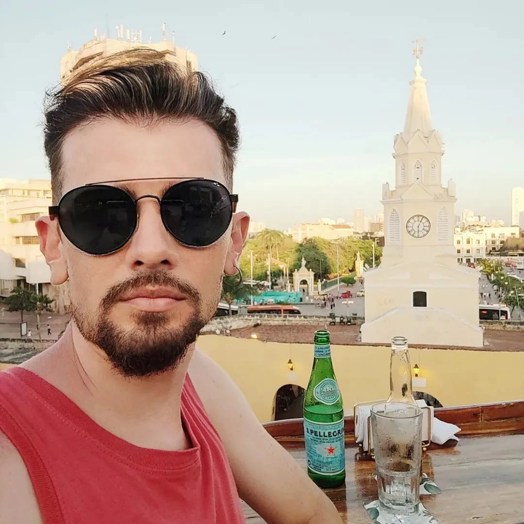 Muralhas históricas de Cartagena ao pôr do sol sobre o mar do Caribe