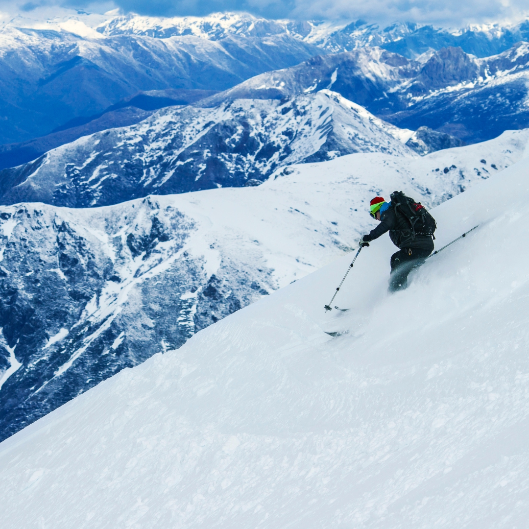 Viajantes praticando esqui e snowboard na neve do Chile