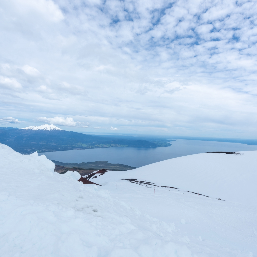 Parque Farellones coberto de neve na Cordilheira dos Andes