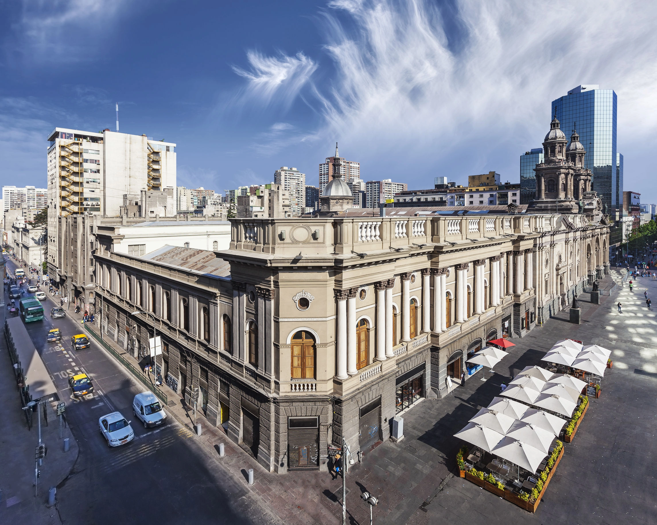 Centro histórico de Santiago com arquitetura, praças e atrações culturais