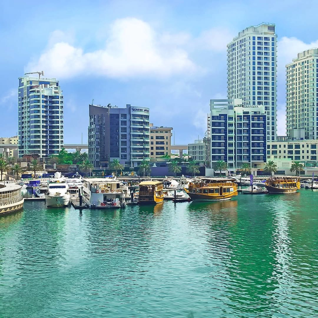 Arranha-céus, marina e calçadão de JBR em Dubai