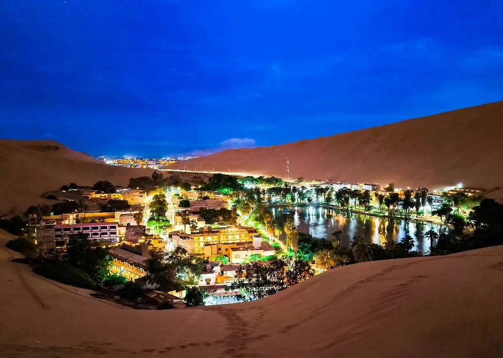Oásis de Huacachina entre dunas no deserto peruano
