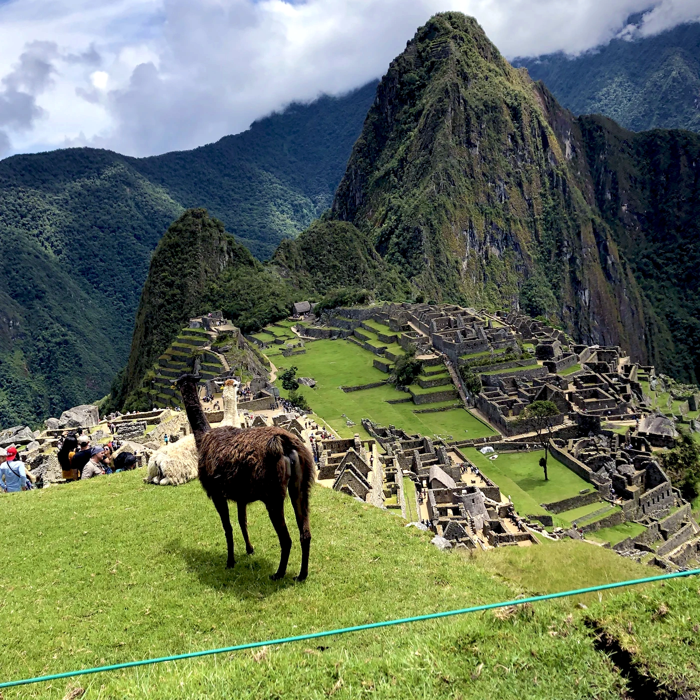 Santuário histórico de Machu Picchu cercado por montanhas