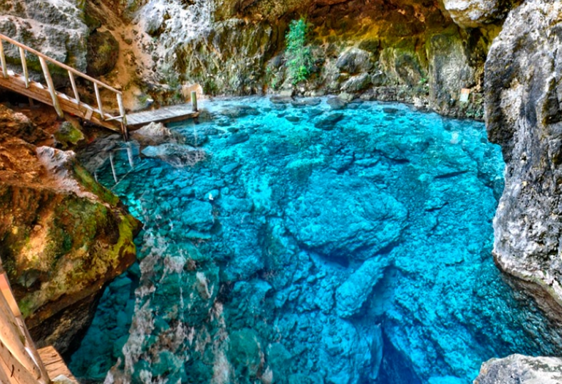 Cenote Hoyo Azul com águas azuis em Punta Cana