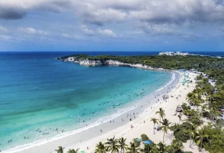 Playa Macao com mar aberto e coqueiros em Punta Cana