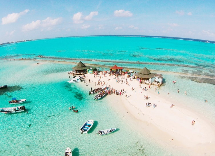 Águas transparentes de El Acuario e Haynes Cay em San Andrés