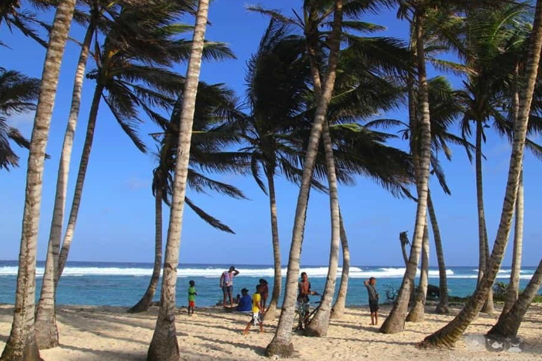 Praia tranquila de San Luis e cultura local em San Andrés