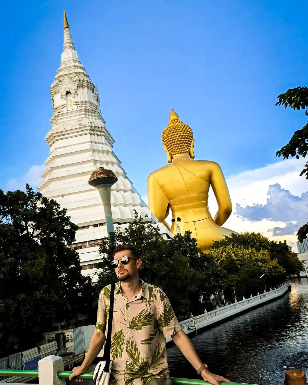 Bangkok com templos e vista do Rio Chao Phraya na Tailândia