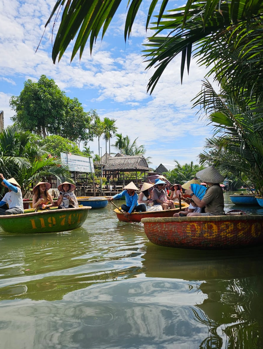 Lanternas e arquitetura do centro histórico de Hoi An no Vietnã